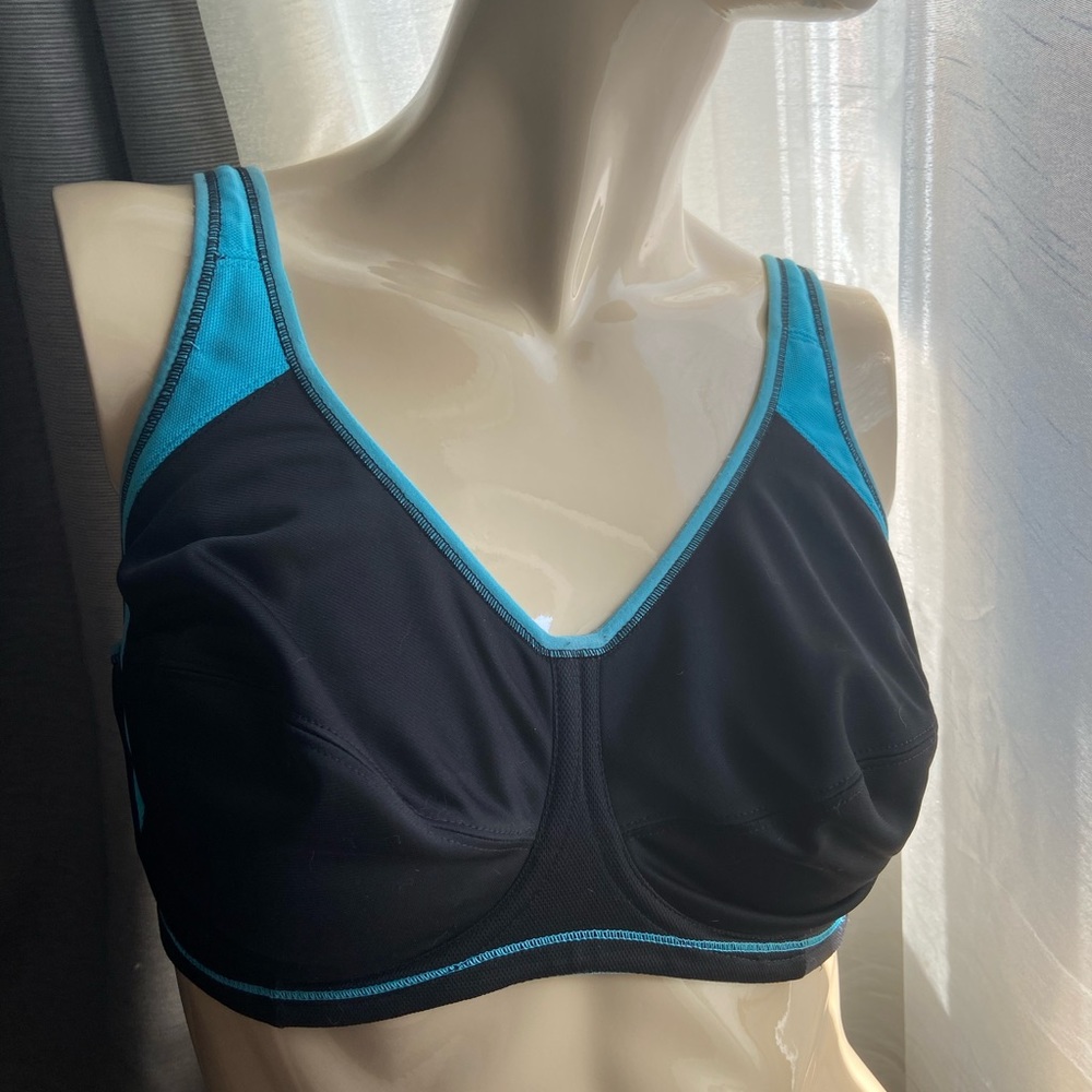 34I Freya active in black with blue details